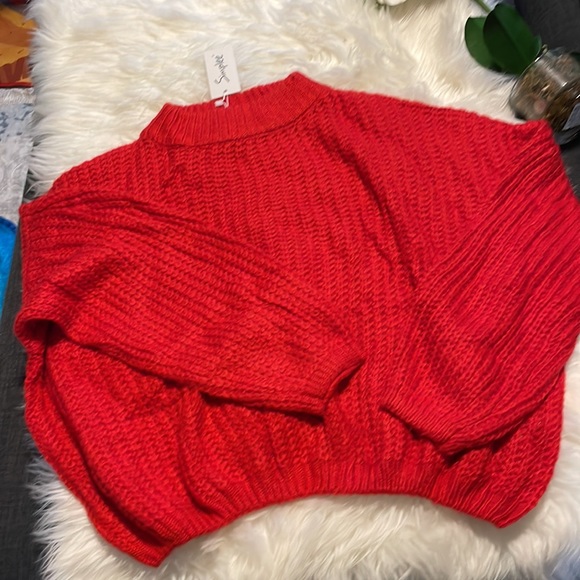 Simple red sweater - Picture 3 of 3